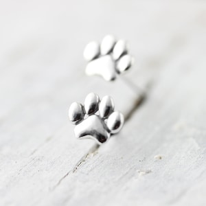 Boucles d'oreilles mini pattes de chien en argent sterling image 1