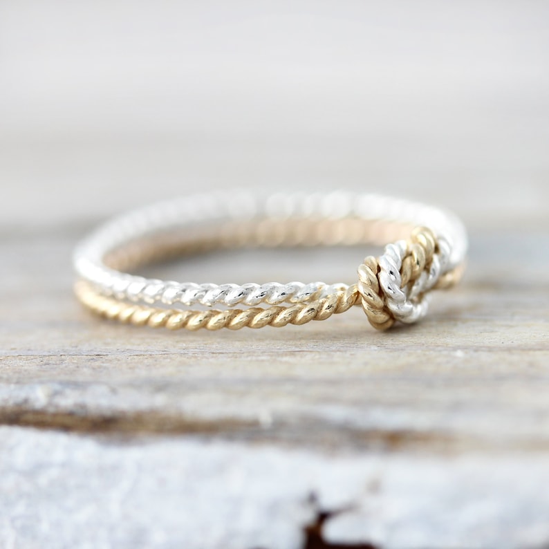 Twee strengen gedraaide knoopring zilveren en goud gevulde ring, belofte of vriendschapsring afbeelding 2