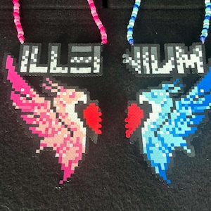 Puede incluir: Dos collares pixelados con las palabras "ILLEUM" e "ILLUM" en letras grises. Cada collar presenta un diseño de pájaro con alas, uno rosa y otro azul, con un corazón rojo. Cadenas de cuentas.