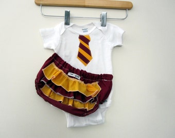 Trollkarlsskoluniform - presentset med volang- (eller enfärgade) blöjskydd