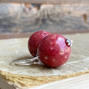 Speckled Cranberry red earrings, Vintage Lucite drop earrings, Retro style Autumn Fall jewelry, Mauve rust red earrings, Gift for her