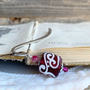 Raspberry Swirl lampwork bookmark, Shepherds hook bookmark, beaded bookmark, gift for reader, Bibliophile gift, teacher gift