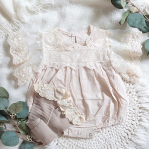 Combi-short bohème en lin | Combi-short boule en dentelle | Neutre | Coton naturel | Rétro | Séance photo | Cadeau d'anniversaire | Baby Shower | Tenue éclatant de gâteau |