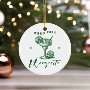マルガリータセラミッククリスマスオーナメント、ユニークなアルコールデコレーション、マルガリータカクテル愛好家へのホリデーギフト、親友への記念品