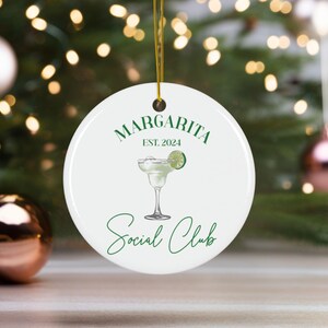 マルガリータソーシャルクラブセラミッククリスマスオーナメント、ユニークなアルコールデコレーション、カクテル愛好家へのホリデーギフト、親友への記念品
