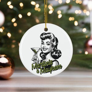 マティーニ セラミック クリスマスオーナメント、マティーニ＆メイヘム、ユニークなアルコールをテーマにした装飾、カクテル愛好家への彼女へのギフト、ホリデーの記念品