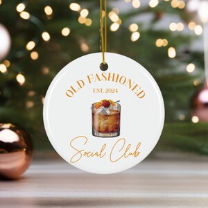 昔ながらのソーシャルクラブ風セラミッククリスマスオーナメント、ユニークなコケットデコレーション、カクテル好きの彼女へのギフト、ホリデーの記念品として最適
