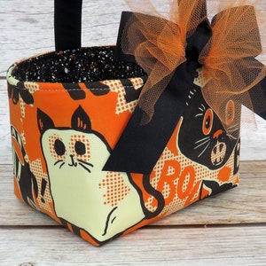 Halloween Truc Traktatiemand Snoepemmerbak - SPOOKTACULAR Scaredy Spooky Cat Fabric - GEPERSONALISEERD/ Naamplaatje beschikbaar