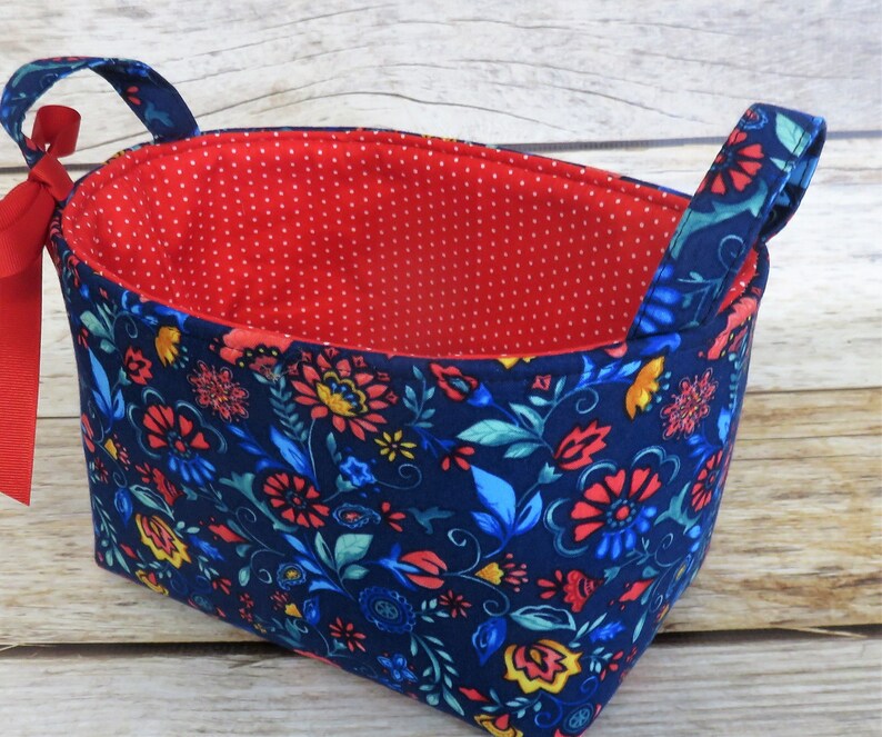 Mazie All Over The Pioneer Woman Fabric Blue Red Flowers Diaper Caddy Nursery Bin Storage Basket Baby Room Bild 3