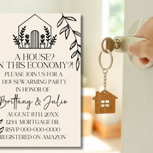 Pu&ograve; includere: Un invito a una festa di inaugurazione della casa con un'illustrazione in bianco e nero di una casa con piante e il testo "Una casa? In questa economia?!"  Si prega di unirsi a noi per una festa di inaugurazione della casa in onore di Brittany & Julio. 8 agosto 20XX. 1234 Mortgage Dr. RSVP 000-000-0000. Registrato su Amazon.