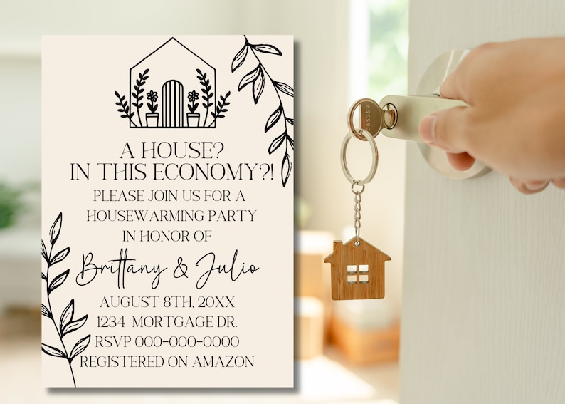 Pu&ograve; includere: Un invito a una festa di inaugurazione della casa con un'illustrazione in bianco e nero di una casa con piante e il testo "Una casa? In questa economia?!"  Si prega di unirsi a noi per una festa di inaugurazione della casa in onore di Brittany & Julio. 8 agosto 20XX. 1234 Mortgage Dr. RSVP 000-000-0000. Registrato su Amazon.