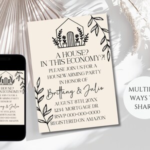 Pu&ograve; includere: Un invito a una festa di inaugurazione della casa con un'illustrazione in bianco e nero di una casa con piante. Il testo recita "Una casa? In questa economia?! Unisciti a noi per una festa di inaugurazione della casa in onore di Brittany & Julio. 8 agosto 20XX. 1234 Mortgage Dr. RSVP 000-000-0000. Registrato su Amazon."