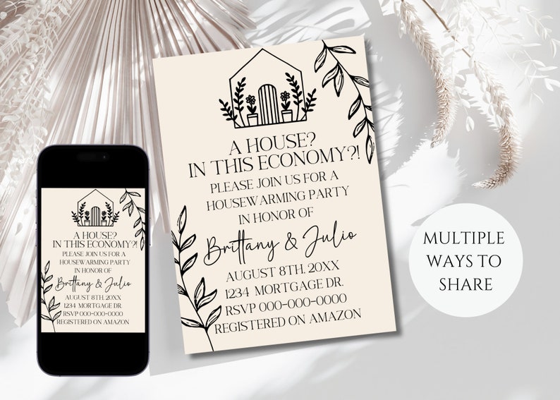 Pu&ograve; includere: Un invito a una festa di inaugurazione della casa con un'illustrazione in bianco e nero di una casa con piante. Il testo recita "Una casa? In questa economia?! Unisciti a noi per una festa di inaugurazione della casa in onore di Brittany & Julio. 8 agosto 20XX. 1234 Mortgage Dr. RSVP 000-000-0000. Registrato su Amazon."