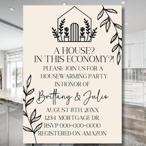 Pu&ograve; includere: Un invito a una festa di inaugurazione della casa con un'illustrazione in bianco e nero di una casa con piante. Il testo recita "Una casa? In questa economia?! Unisciti a noi per una festa di inaugurazione della casa in onore di Brittany & Julio l'8 agosto 20XX 1234 Mortgage Dr. RSVP 000-000-0000 Registrato su Amazon."