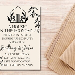 Pu&ograve; includere: Un invito a una festa di inaugurazione della casa con un'illustrazione in bianco e nero di una casa con piante e il testo "Una casa? In questa economia?!"  Si prega di unirsi a noi per una festa di inaugurazione della casa in onore di Brittany & Julio. 8 agosto 20XX. 1234 Mortgage Dr. RSVP 000-000-0000. Registrato su Amazon.