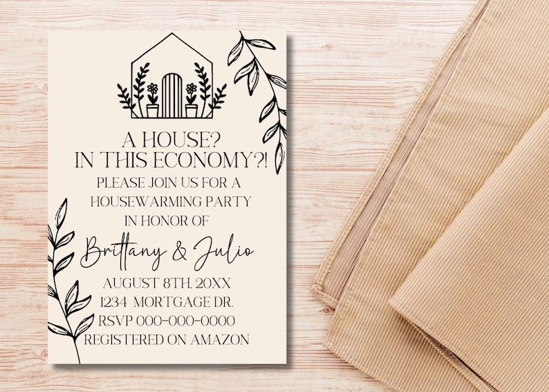 Pu&ograve; includere: Un invito a una festa di inaugurazione della casa con un'illustrazione in bianco e nero di una casa con piante e il testo "Una casa? In questa economia?!"  Si prega di unirsi a noi per una festa di inaugurazione della casa in onore di Brittany & Julio. 8 agosto 20XX. 1234 Mortgage Dr. RSVP 000-000-0000. Registrato su Amazon.