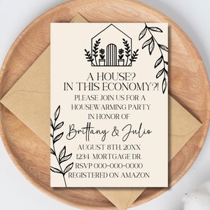 Pu&ograve; includere: Un invito a una festa di inaugurazione della casa con un'illustrazione in bianco e nero di una casa con piante. Il testo recita "Una casa? In questa economia?! Unisciti a noi per una festa di inaugurazione della casa in onore di Brittany & Julio l'8 agosto 20XX 1234 Mortgage Dr. RSVP 000-000-0000 Registrato su Amazon"
