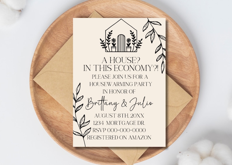 Pu&ograve; includere: Un invito a una festa di inaugurazione della casa con un'illustrazione in bianco e nero di una casa con piante. Il testo recita "Una casa? In questa economia?! Unisciti a noi per una festa di inaugurazione della casa in onore di Brittany & Julio l'8 agosto 20XX 1234 Mortgage Dr. RSVP 000-000-0000 Registrato su Amazon"