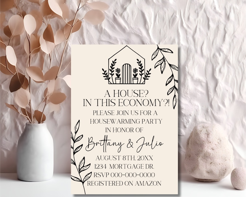 Pu&ograve; includere: Un invito a una festa di inaugurazione della casa con un'illustrazione in bianco e nero di una casa con piante e il testo "Una casa? In questa economia?!"  Si prega di unirsi a noi per una festa di inaugurazione della casa in onore di Brittany & Julio. 8 agosto 20XX. 1234 Mortgage Dr. RSVP 000-000-0000. Registrato su Amazon.