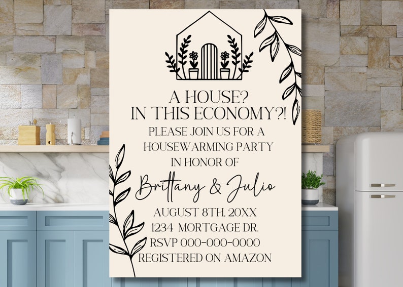 Pu&ograve; includere: Un invito a una festa di inaugurazione della casa con un'illustrazione in bianco e nero di una casa con una porta e piante. Il testo recita "Una casa? In questa economia?! Unisciti a noi per una festa di inaugurazione della casa in onore di Brittany & Julio Agosto 8th, 20XX 1234 Mortgage Dr. RSVP 000-000-0000 Registrato su Amazon"