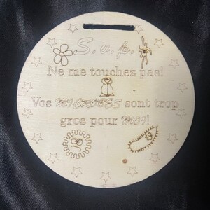 Peut inclure: Une pancarte ronde en bois avec un fond blanc et du texte brun. La pancarte dit "S.c.p. Ne me touchez pas! Vos MICROBES sont trop gros pour MOI!" et a un petit dessin d'un pingouin et de deux microbes.