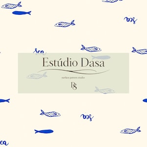 Pode incluir: Padrão de superfície creme com ilustrações de peixes azuis e a palavra "sea" em itálico. O texto "Estúdio Dasa" é exibido em uma caixa retangular, juntamente com as palavras "surface pattern studio".