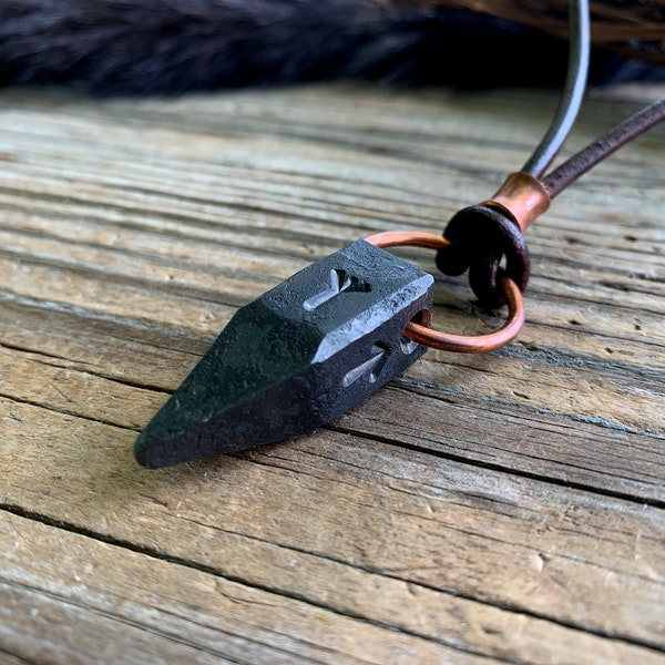 Pendentif Croc de Fenrir Bijoux forgés à la main Talisman de sorcellerie Runes Viking