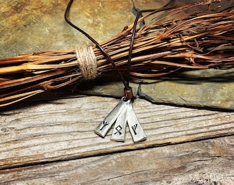 Heksenbedels: een handgemaakte tinnen hanger voor games en magie