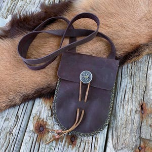 Sac à bandoulière en cuir avec bouton Vegvisir en étain - pochette d'inspiration païenne, sorcellerie, reconstitution historique ou scandinave faite main