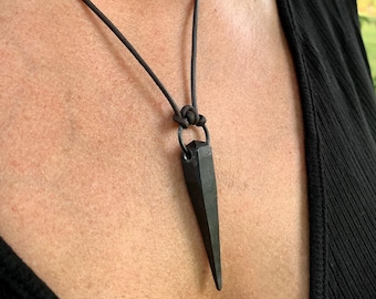 Doodskist spijkerhanger handgesmede sieraden hekserij talisman