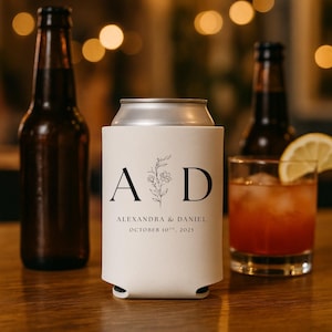 Benutzerdefinierte Hochzeit Dosenhülle - Personalisierte Namen, Initialen & Datum Slim Koozie Cozie für Hochzeit Gastgeschenk für Paar Braut und Bräutigam