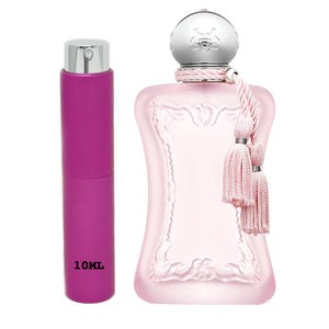 Peut inclure: Un flacon de parfum rose avec un bouchon argenté et un pompon rose, à côté d'un flacon pulvérisateur magenta de 10 ml. Le flacon de parfum a un design décoratif et un bouchon argenté. Le flacon pulvérisateur porte l'inscription "10ML".