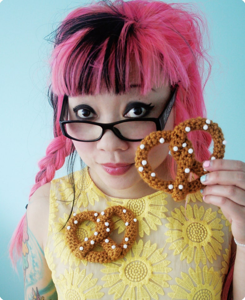 Pretzel Brooch PDF Crochet Pattern Twinkie Chan amigurumi play food image 4