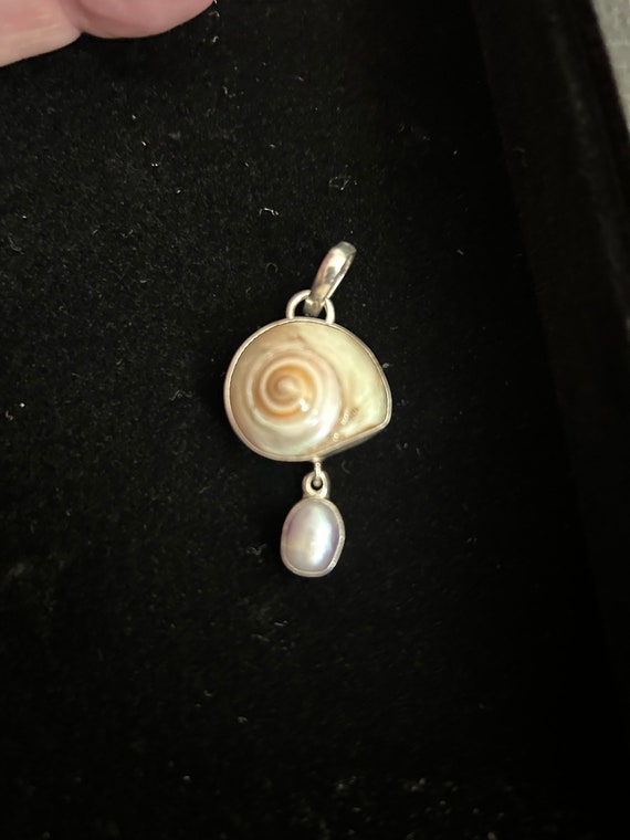 Beautiful Vintage Sterling Silver Shell Pendant