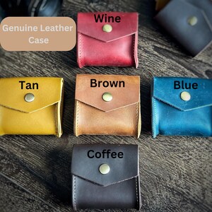 Puede incluir: Seis estuches de cuero en diferentes colores: marr&oacute;n claro, marr&oacute;n, vino, azul, caf&eacute;. Cada estuche tiene una solapa con cierre de bot&oacute;n. El texto "Genuine Leather Case" es visible en la esquina superior izquierda de la imagen.