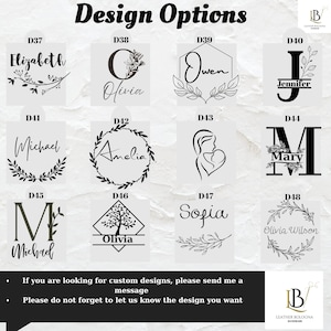 K&ouml;nnte beinhalten: Ein Raster mit 12 Designoptionen f&uuml;r personalisierte Lederwaren. Jedes Design zeigt einen anderen Namen, eine Initial oder ein Symbol, wie einen Baum, ein Herz oder einen Kranz. Die Designs sind von D37 bis D48 nummeriert.