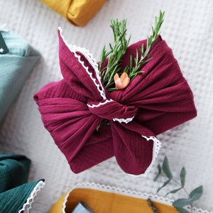Carta da regalo riutilizzabile in tessuto con pizzo bordeaux - Confezione ecologica natalizia in cotone Furoshiki