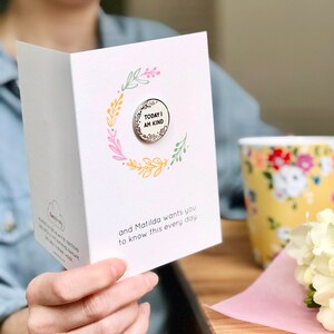 Biglietto per la festa della mamma personalizzato con spilla oggi io sono