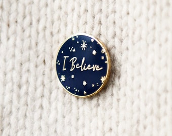 Badge I Believe avec épinglette en émail - Badge de Noël bleu marine, cadeau de remplissage de bas de Noël magique