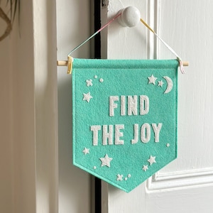 Vind de knutselset Joy Positivity-banner, naaiset positieve boodschap