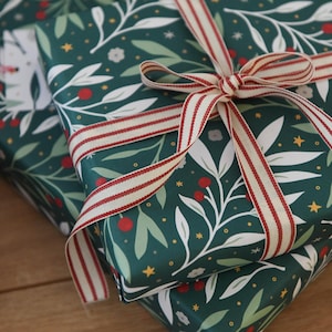 Set di carta da regalo natalizia Meredith Green con foglie verdi, carta da regalo tradizionale natalizia, riciclabile, ecologica e senza plastica.