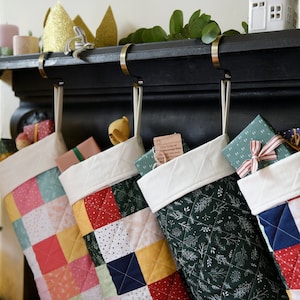 Familjeset med handgjorda quiltade julstrumpor - Lyxig traditionell quiltad julstrumpa i bomull, personliga arvsstycken