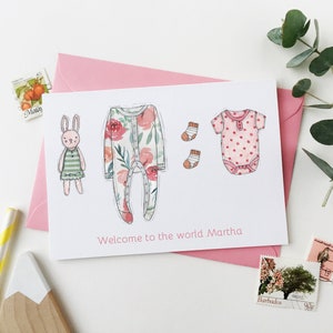 Gepersonaliseerde roze kaart voor nieuwe babykleding, Welcome To The World aandenkenkaart pasgeboren meisje of jongen