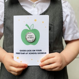 Primer día en la escuela 'Today I Am' Pin Badge Tarjeta de APPLE, tarjeta personalizada de buena suerte para comenzar la escuela