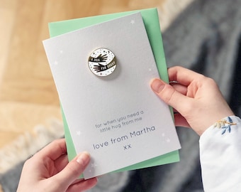 Tarjeta de insignia de pin personalizada 'A Hug For Daddy' Tarjeta y regalo del día del padre