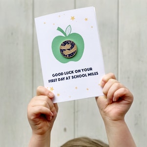 Pierwszy dzień w szkole „Uścisk od” Przypinka APPLE Card, spersonalizowana karta powodzenia na początku szkoły