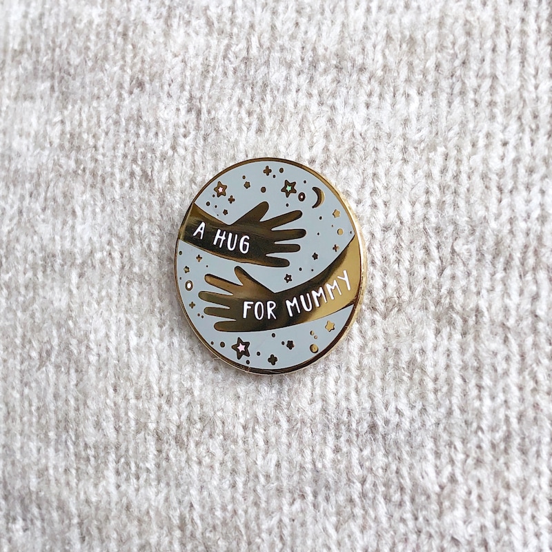 A Hug FOR Mummy Enamel Pin Badge For Mother&#39;s Day