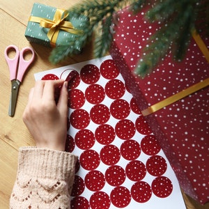 Autocollants en papier d’emballage merveilleux rouges recyclés, ensemble de papier d’emballage d’étoiles de Noël respectueux de l’environnement, étiquettes d’emballage cadeau sans plastique