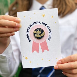 Personalisierte Glücksbringer 'A Hug From' Pin Badge Karte
