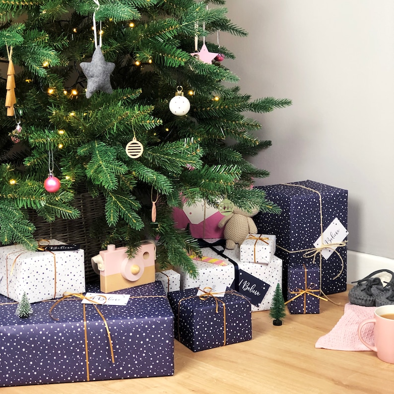Set di carta da regalo riciclabile con stelle di Natale blu scuro I Believe. immagine 8